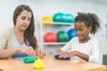 manfaat play therapy untuk bantu anak kendalikan emosi